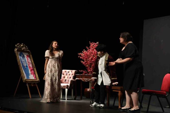 Esenler’de Tiyatro Sahnesine Çıkan Gençler Göz Doldurdu