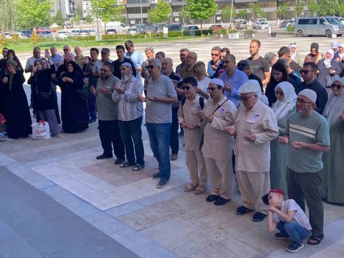 Hacı Adayları Dualarla Uğurlandı