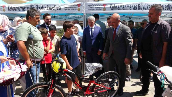 Kahramanmaraş’ta 50 Yetim Çocuğa Karne Hediyesi