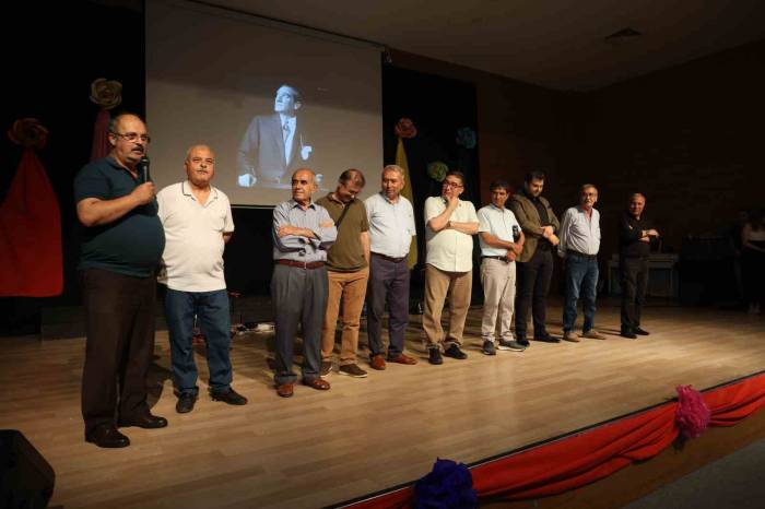 Emektar Öğretmenlerin Öğrencileriyle Duygusal Buluşması