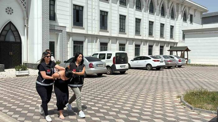 Kadın Maganda Genç Kızlara Dehşeti Yaşatmıştı: Tutuklandı
