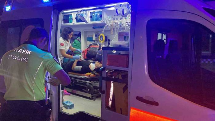 Otomobil Tır Ve Tabela Direğine Çarptı: 4 Yaralı