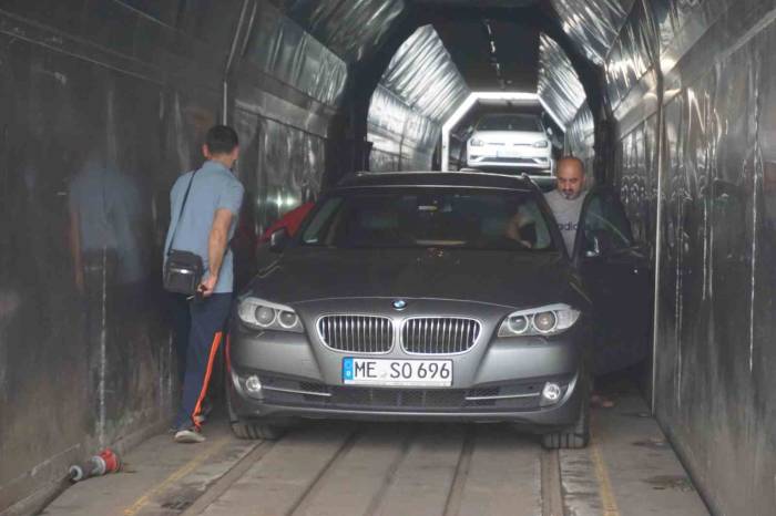 Arabalı Trenle Akın Akın Geliyorlar