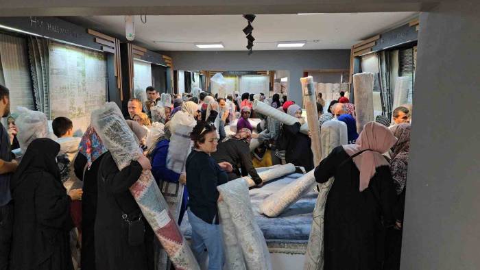 Bedava Halılardan Almak İçin Yarıştılar
