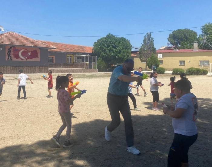 Sıcaktan Bunalan Öğrenciler Hem Eğlendi Hem De Serinledi