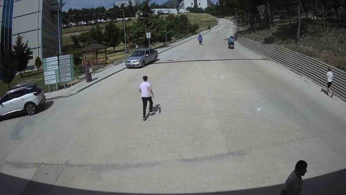 Gençleri Sınava Cami Müezzini Yetiştirdi, O Anlar Kamerada