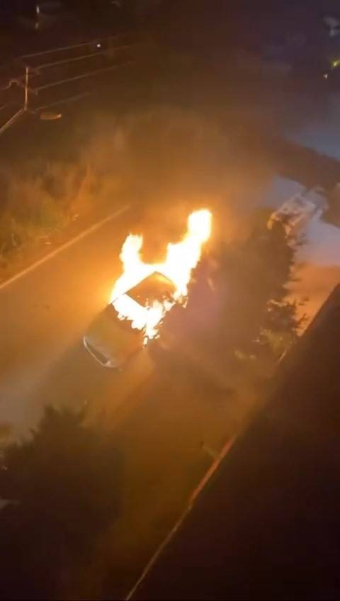 Park Halindeki Otomobil Alev Alev Yandı