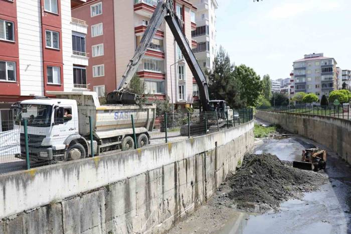 Dere Yatakları İş Makineleri İle Temizlendi