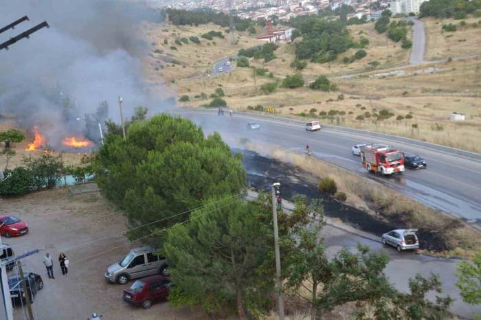Yanan Otomobil Biçilmeyen Otları Tutuşturdu, Alevler Huzurevini Tehdit Etti