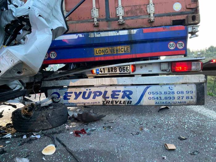 Tıra Çarpan Panelvan Hurdaya Döndü: 1 Yaralı