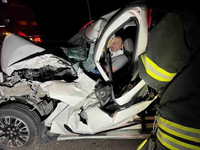 Tem’de Kamyonete Çarpan Hafif Ticari Araç Hurdaya Döndü: 1 Yaralı