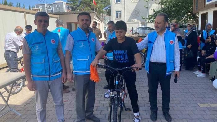 Yetim Öğrencilere Bisiklet Dağıtımı Yapıldı
