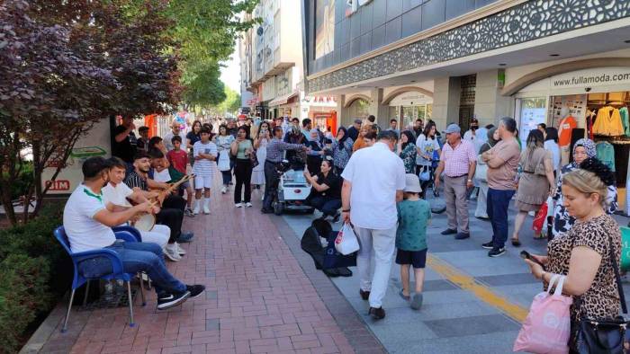 Yeni Nesil Sokak Sanatçılarının Neşet Ertaş Sevgisi