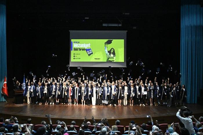 Uşak Üniversitesi 7 Bin Mezununu Mesleki Yaşama Coşkuyla Uğurladı