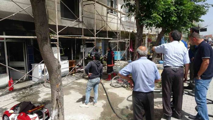 Tavşanlı’da Çıkan Yangında Bir İş Yerinde Hasar Oluştu
