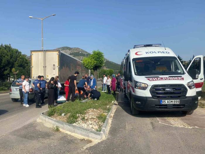 Yayaya Yol Vermek İçin Yavaşlayan Tıra Peşinden Gelen Otomobil Çarptı: 1 Yaralı