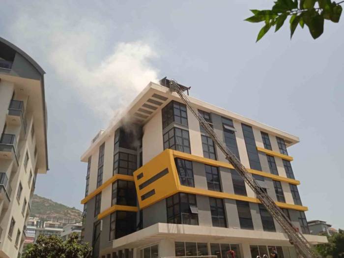 Alanya’da Plazada Çıkan Yangın İtfaiye Ekiplerince Söndürüldü