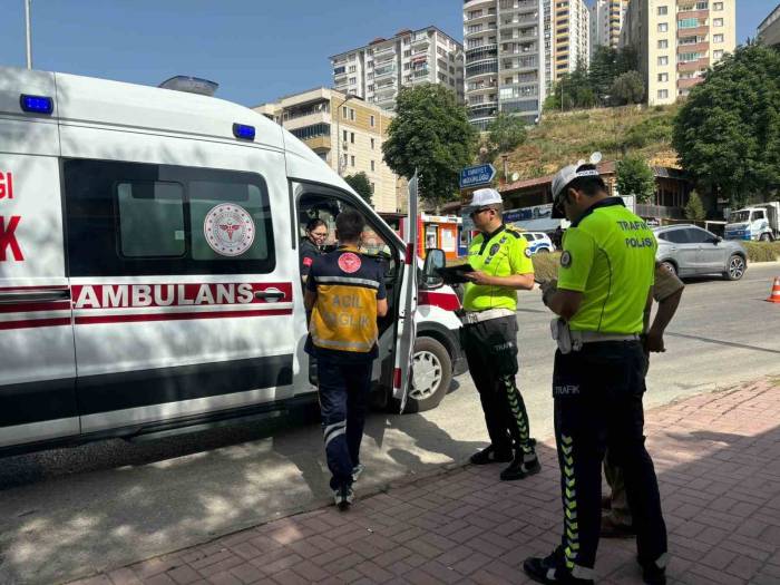 Yayaya Yol Vermek İçin Duran Araca Arkasındaki Araç Çarptı, 1 Yaralı