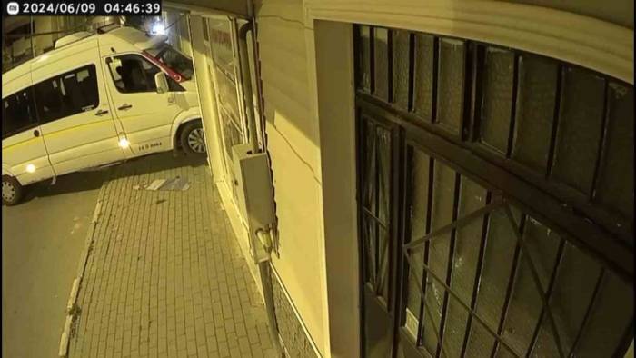 Kalp Spazmı Geçiren Şoför Dükkana Böyle Daldı, Kendine Gelince Yoluna Devam Etti