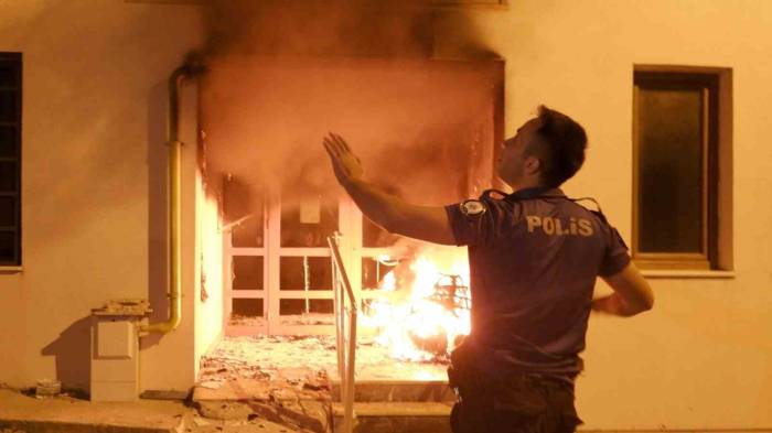 Duman Saran Apartmanda Kalanlar Zor Anlar Yaşadı