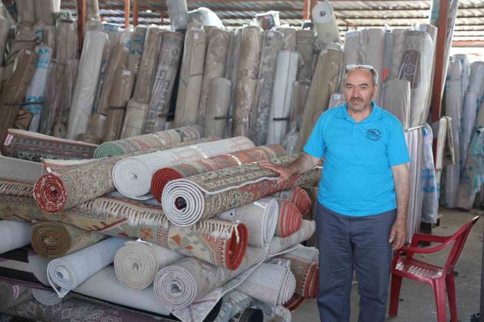 Deprem Öncesi Yıkamacıya Bırakılan Halılar Sahipsiz Kaldı