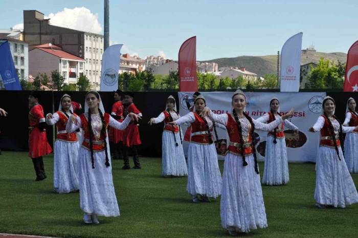 Kars’ta Halk Oyunları Rüzgarı Esti