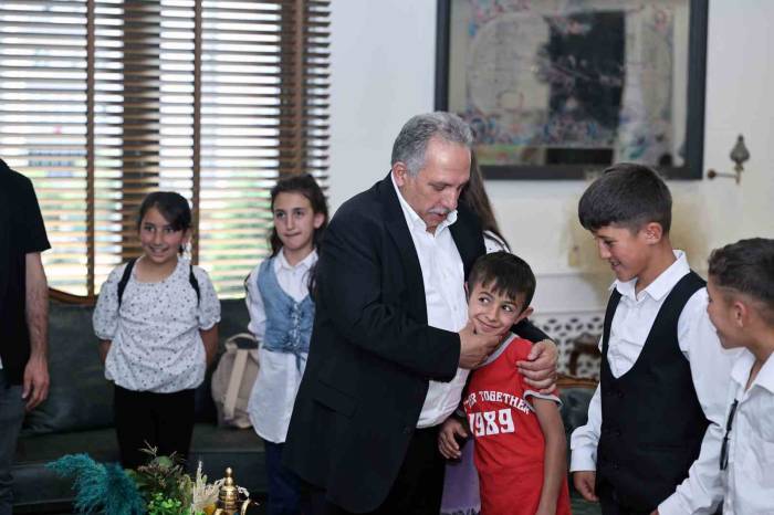 Misafirler Uzaktan, İlgi Yakından