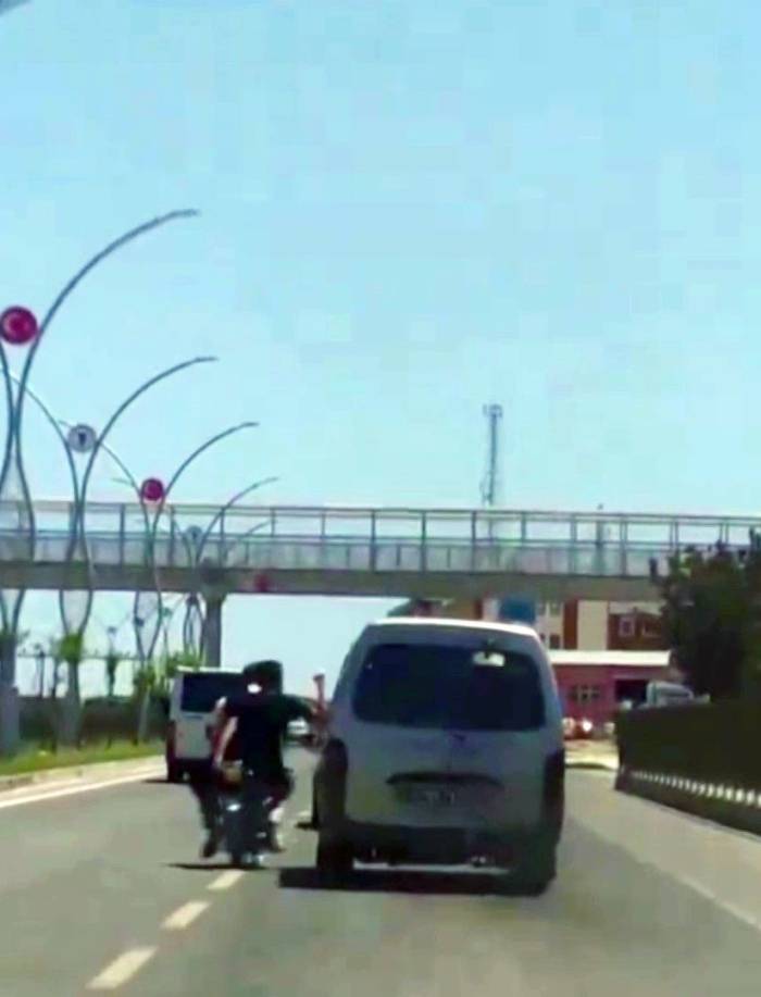 Canlarını Hiçe Sayıp, Motosikletle Seyir Halindeki Aracı Yumrukladılar