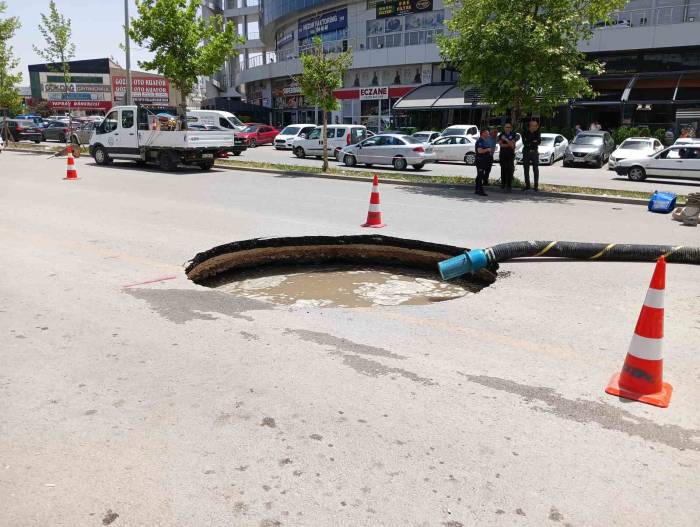 Ankara’da Çöken Yol Sebebiyle 10 Metrelik Çukur Oluştu