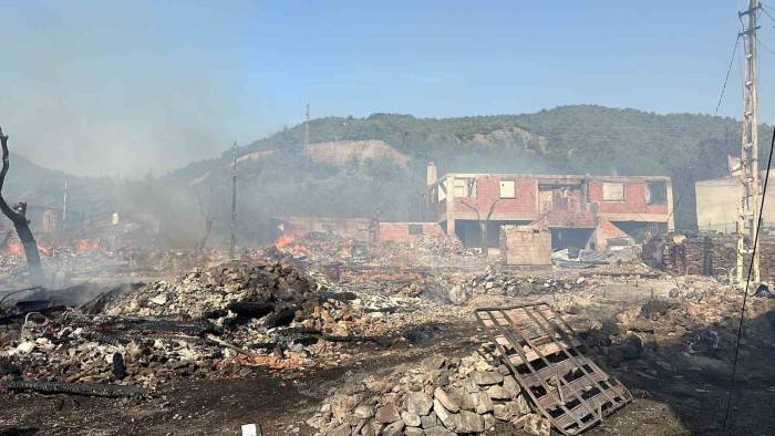 Alevlere Teslim Olan Köyde Müdahale Sürüyor: 12 Ev Küle Döndü