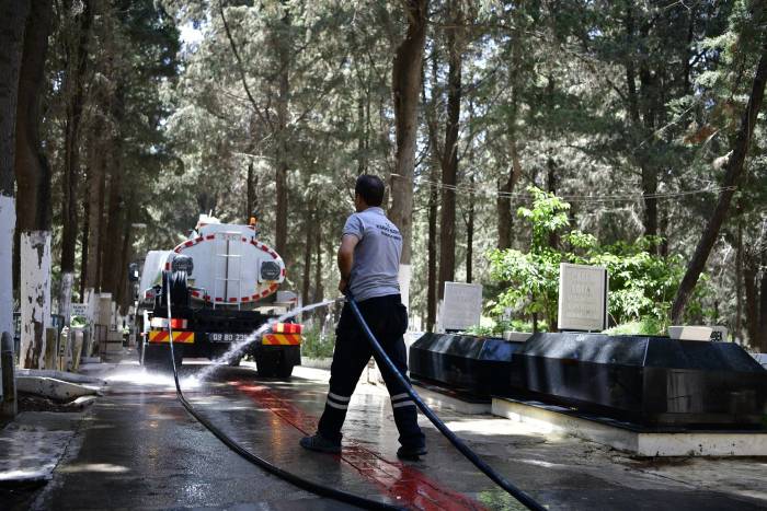 Kuşadası’nda Mezarlıklar Bayram Ziyaretine Hazır