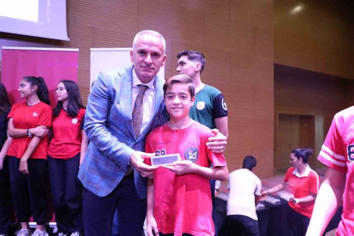 Okul Sporlarının ‘Altın Çocukları’ Ödüllendirildi