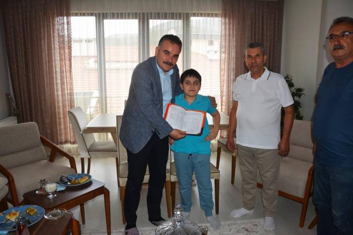 Karnesini Evinde Kaymakamdan Aldı