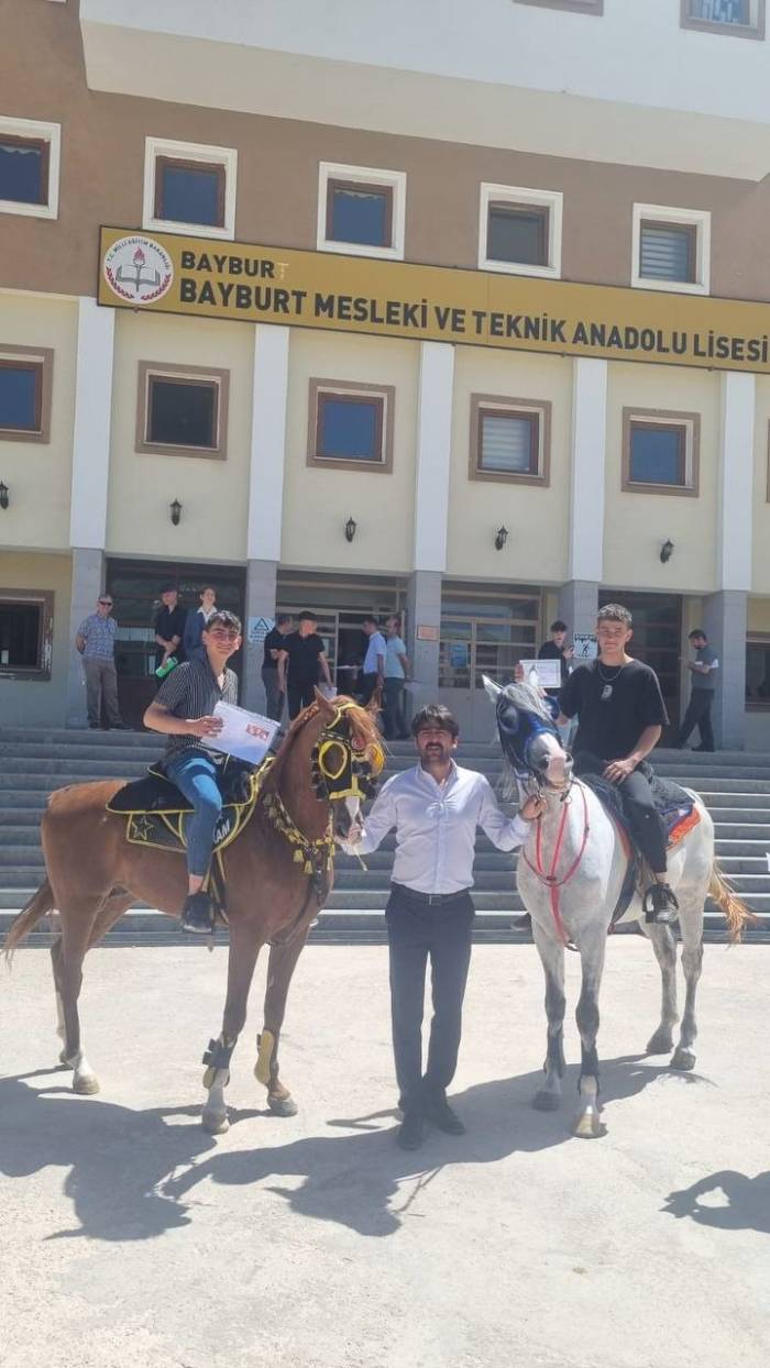 Lise Öğrencileri Karne Almaya Atlarla Gittiler: "Ehliyetim Olmadığı İçin Ben De Atla Geldim"