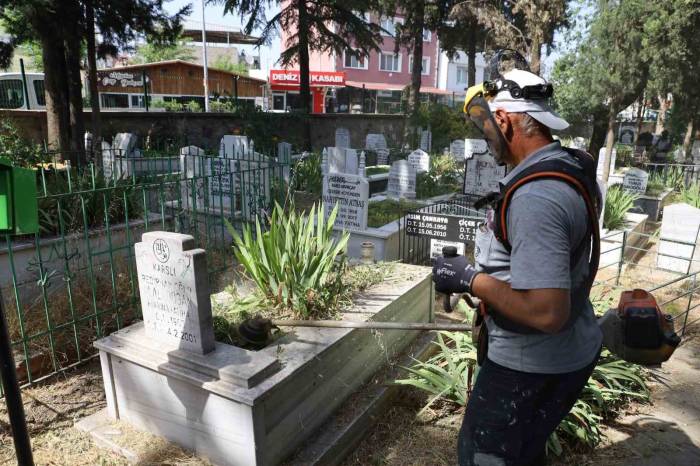 Bursa’da 17 İlçede Mezarlıklar Bayrama Hazır