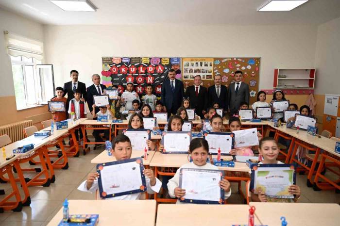 Vali Çiftçi Öğrencilere Karne Dağıttı, Velilere Mesaj Verdi