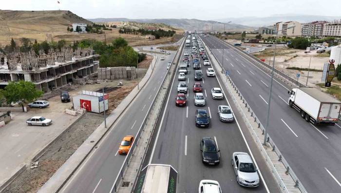 Tatilciler Yollara Akın Etti: 43 İlin Geçiş Güzergahında Trafik Yoğunluğu