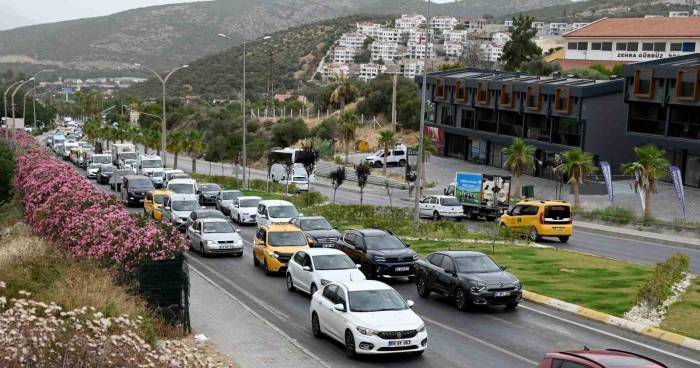 Kuşadası’na Tatilci Akını Başladı