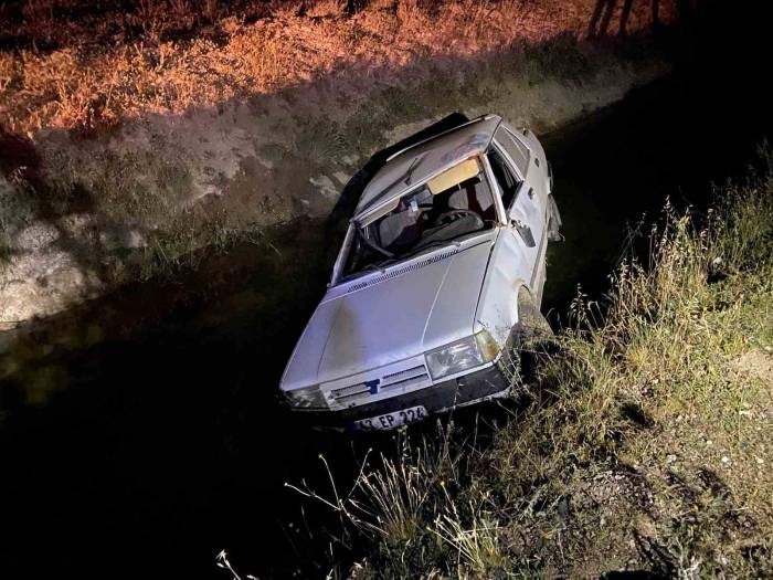 Kütahya’da Otomobil Dere Yatağına Yuvarlandı: 2 Yaralı