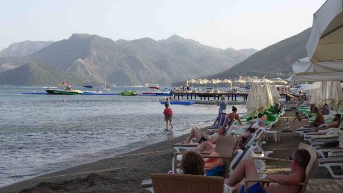 Marmaris’te 47 Derece Sıcağı Gören Kendini Denize Attı