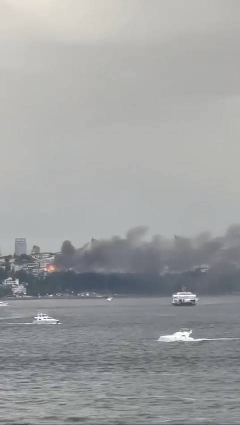 Üsküdar’da Ahşap Bina Alev Alev Yandı