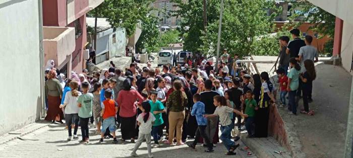 Vali Atay Çocuklara Bayram Harçlığı Dağıttı