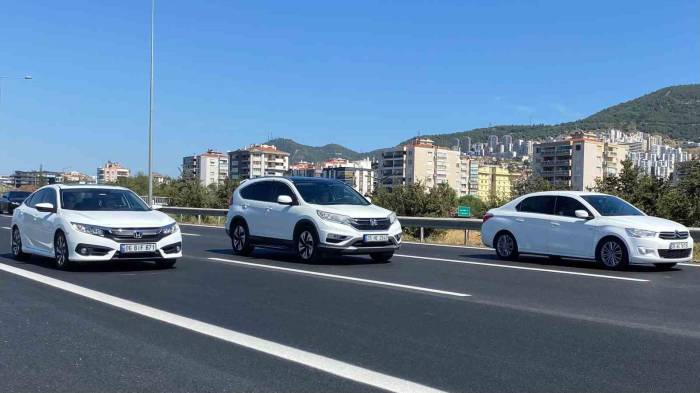 Tatilciler Akın Akın Çeşme, Bodrum, Kuşadası Ve Diğer Tatil Bölgelerine Gidiyor