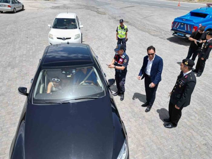 Kaymakam Trafik Denetimine Katılıp, Sürücüleri Uyardı