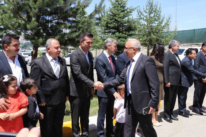 Ağrı Emniyet Müdürü İpar Ve Eşi Personelle Bayramlaştı