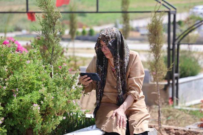 Depremde Oğlunu Kaybeden Anne, Mezarı Başında Gözyaşlarına Boğuldu