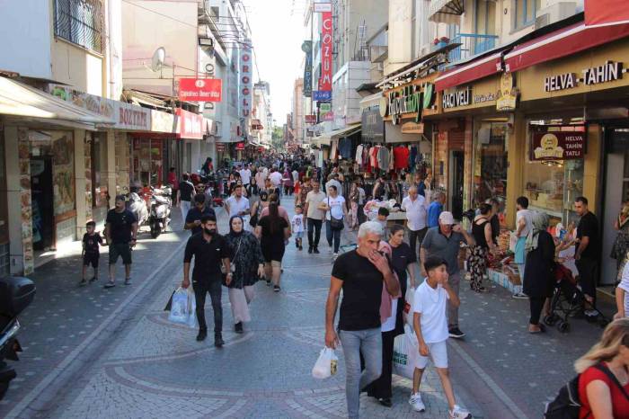 Aydın’da Çarşı Pazar Yoğunluğu
