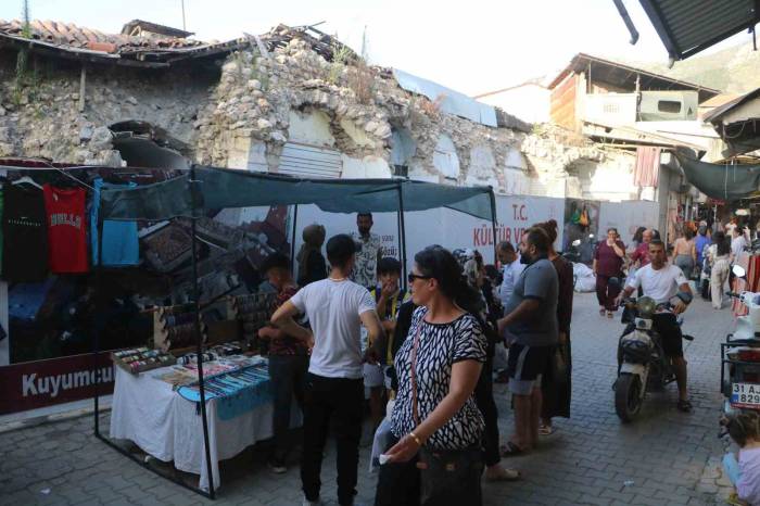Depremin Yıktığı Çarşıda Eski Günleri Aratmayan Bayram Alışverişi