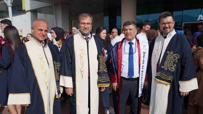 60 Yaşındaki Eren, Üniversiteyi Birincilikle Bitirdi