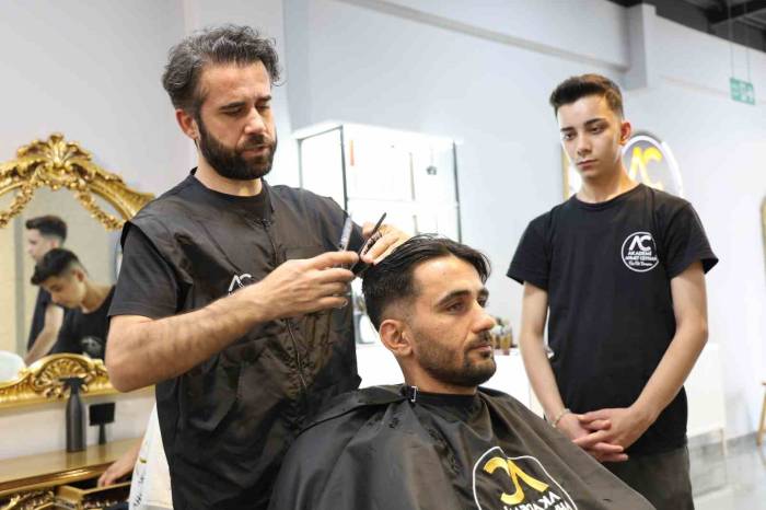 Depremin Merkez Üssündeki Berberlerde Bayram Yoğunluğu